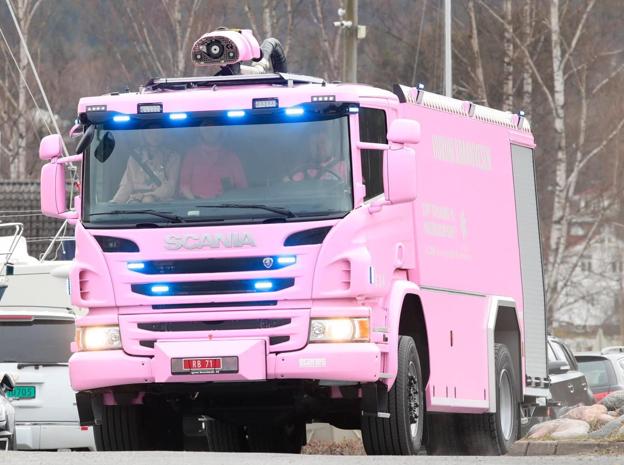 Nordjyllands Beredskab sætter fokus på mangfoldighed. Derfor bliver brandbilerne fremover lyserøde. <i>Foto: Nordjyllands Beredskab</i>