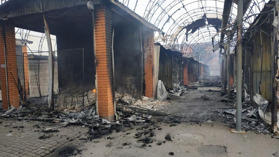 Det store marked i byen Tjernihiv nordøst for Kyiv blev onsdag 
smadret under russiske bombardementer. Men nu er de russiske styrker ved at trække sig fra området, fortæller den lokale guvernør. <i>Vladislav Savenok/Ritzau Scanpix</i>