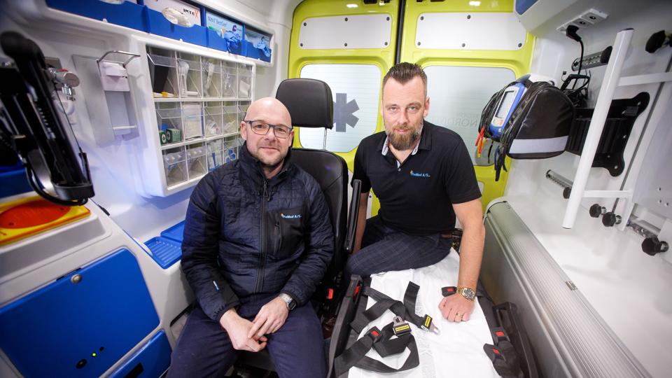 De nye ambulancer er opbygget med reddernes arbejde for øje. Områdeleder Allan Sørensen og administrerende direktør Anders Vikke viser en af bilerne frem. <i>Foto: Bo Lehm</i>