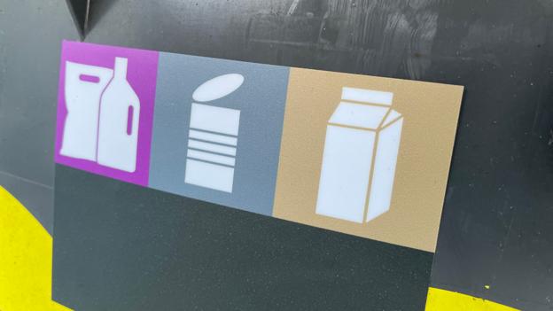 Skraldespanden til plast- og metalaffald har fået et ekstra ikon, nemlig mad- og drikkevarekartoner, som ses længst til højre. <i>Arkivfoto: Line Ettinger Julsgaard</i>