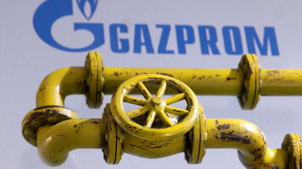 Præsident Vladimir Putin har fra fredag truet med at lukke for gassen til de europæiske lande, der ikke er villig til at betale for gassen i rubler. Det nægter EU-lande. Alligevel har den russiske naturgas fra Gazprom flydt, som den plejer, til Europa. <i>Dado Ruvic/Reuters</i>