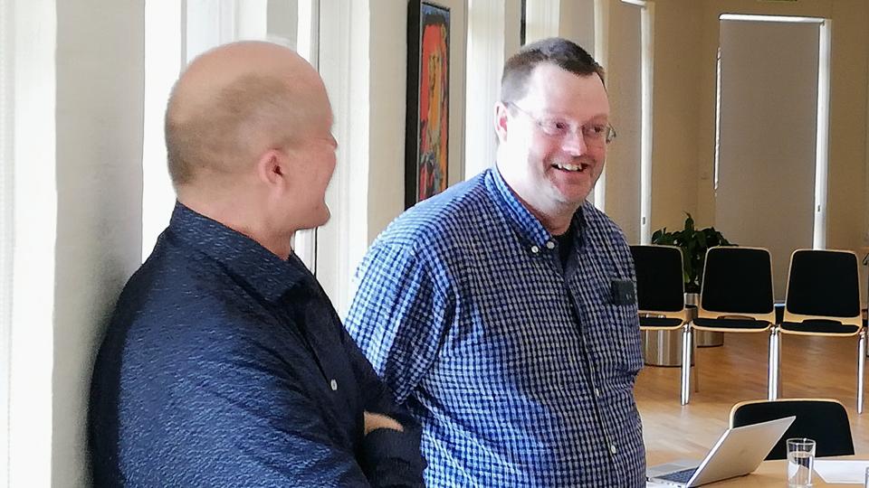 Formand Bo Husted KJeldgaard kunne godt finde smilet frem sammen Jens Kjerulf Petersen, DTU Aqua (tv). <i>Foto: Carsten Tolbøll</i>