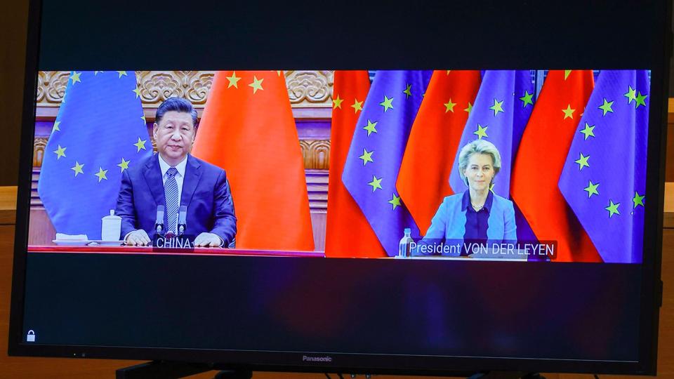 EU har på topmøde opfordret Kina til aktivt at lægge pres på Ruslands præsident, Vladimir Putin, for at få fred i Ukraine. Det er også Kinas ansvar som medlem af FN's sikkerhedsråd, siger EU-Kommissionens formand Ursula von der Leyen. <i>Olivier Matthys/Ritzau Scanpix</i>