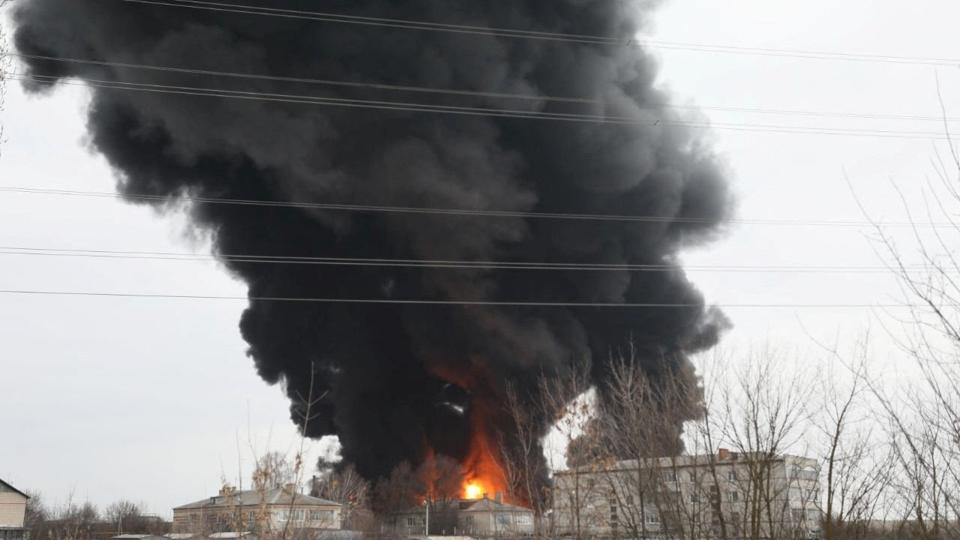 Billeder viser flammer i baggrunden i den russiske by Belgorod fredag. <i>Belpressa/Reuters</i>