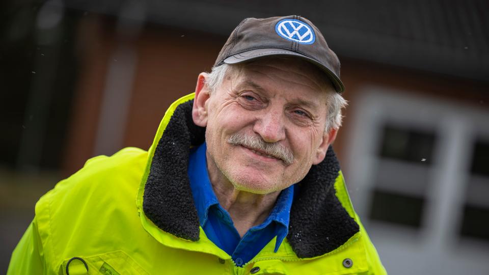 Niels Erik Poulsen er blandt de mange lokale i Rostrup, som stod klar med åbne arme, da 50 ukrainske flygtninge skulle indkvarteres i byen. - Jeg er så stolt over den måde, byen har taget imod dem på. Glad og stolt! siger Niels Erik Poulsen. Han er født i Brøndbjerg ved Rostrup, hvor han har drevet landbrug i 45 år sammen med sin bror. <i>Foto: Martél Andersen</i>