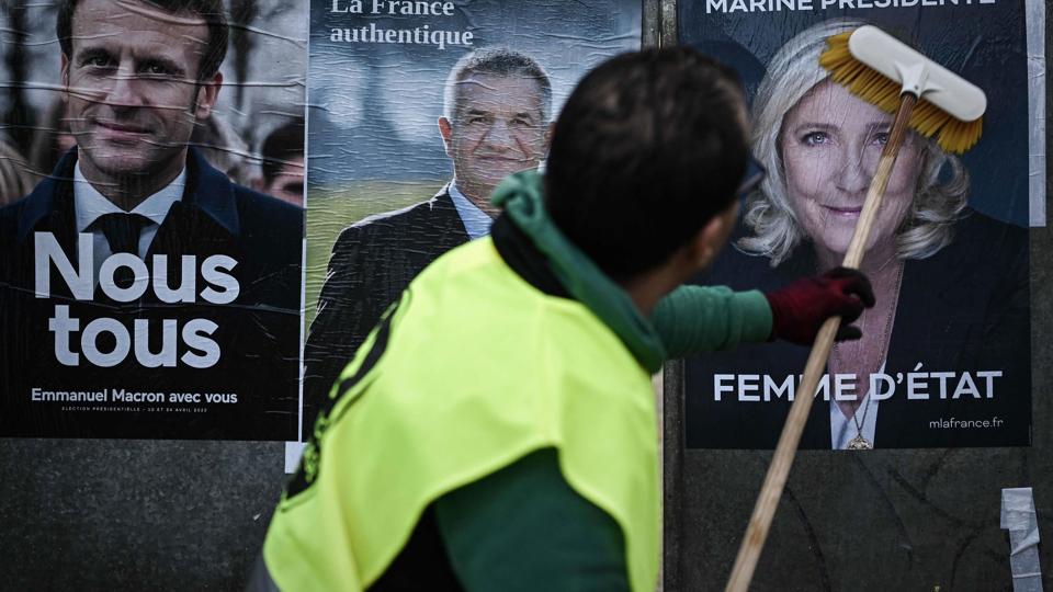 Et stort flertal af de franske vælgere er imod en forhøjelse af pensionsalderen, som er et af de spørgsmål, der præger den sidste fase af valgkampen op til præsidentvalget i denne måned. Præsident Emmanuel Macron siger, at det er vigtigt for Frankrigs økonomiske udvikling, at pensionsalderen hæves fra 62 år til 65 år. Marine Le Pen vil tværtimod sænke pensionsalderen for nogle grupper. <i>Philippe Lopez/Ritzau Scanpix</i>
