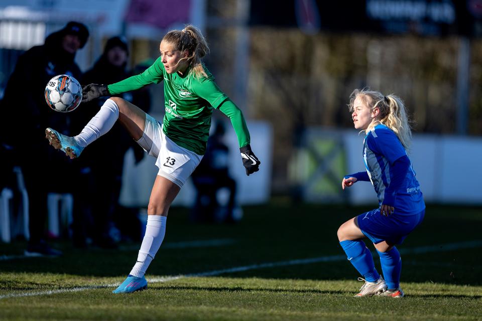 Olivia Holdt (nr. 13) scorede de to første mål for Fortuna Hjørring, da de besejrede FC Thy-ThistedQ sikkert på hjemmebanen i Hjørring i Gjensidige Kvindeligaen. <i>Foto: Lars Pauli</i>