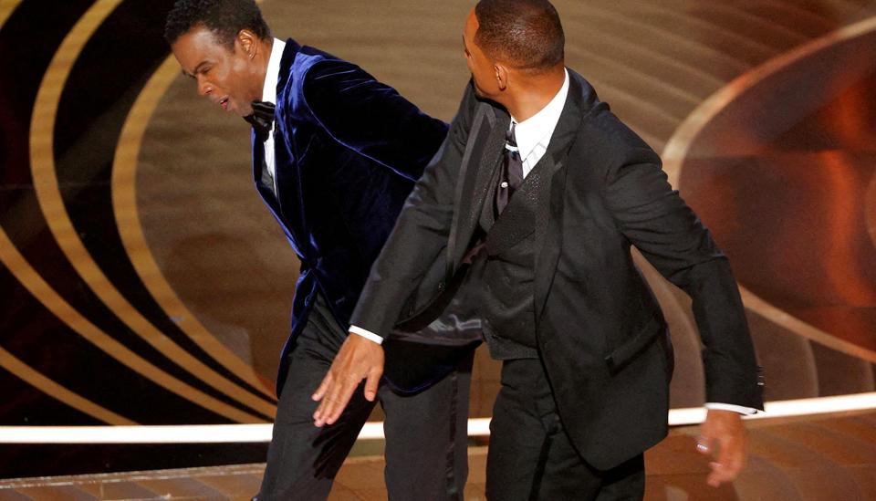 Chris Rock fik en syngende lussing af skuespiller Will Smith for en vittighed, som han fyrede af om Smiths hustrus pletskaldethed. <i>Brian Snyder/Reuters</i>