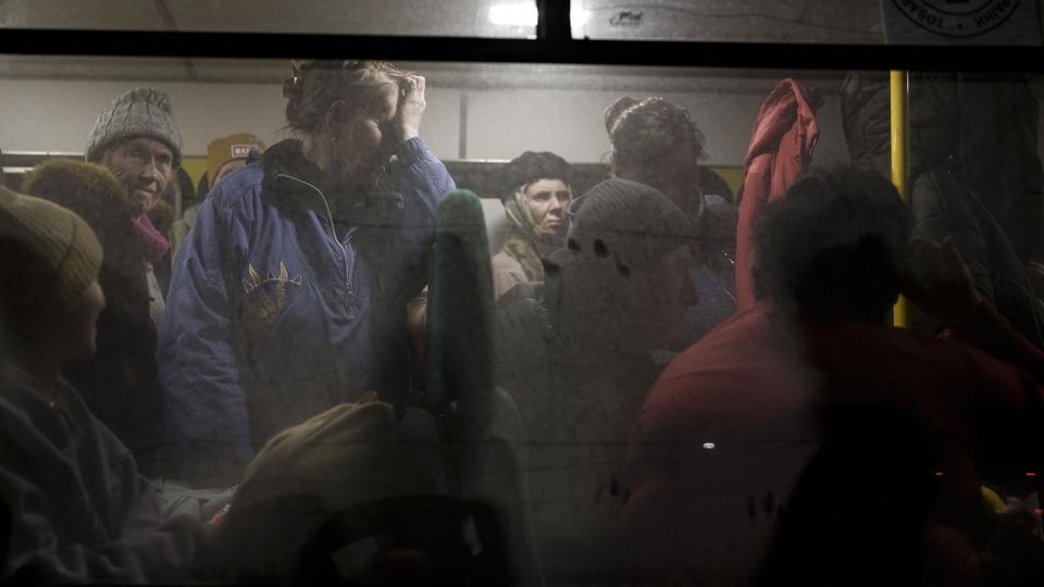 Ukrainere ankommer fredag aften til Zaporizzja fra den russisk belejrede by Mariupol. <i>Felipe Dana/Ritzau Scanpix</i>