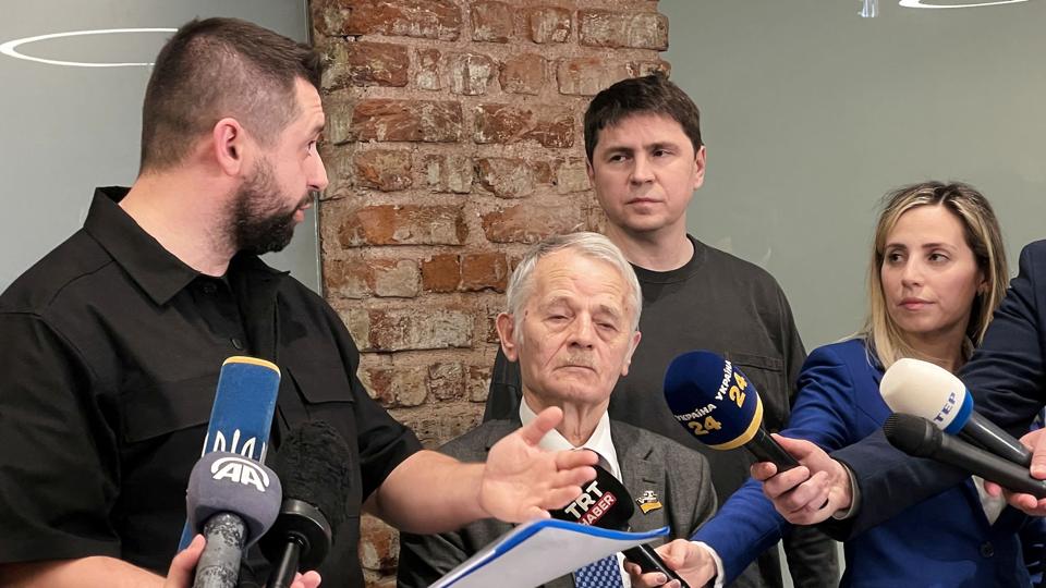 Den ukrainske forhandler David Arakhamia (til venstre) mener, at samtaler mellem Zelenskyj og Putin ikke behøver være langt væk. <i>Mehmet Caliskan/Reuters</i>