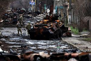 I generobrede Butja ligger døde civile i gaderne