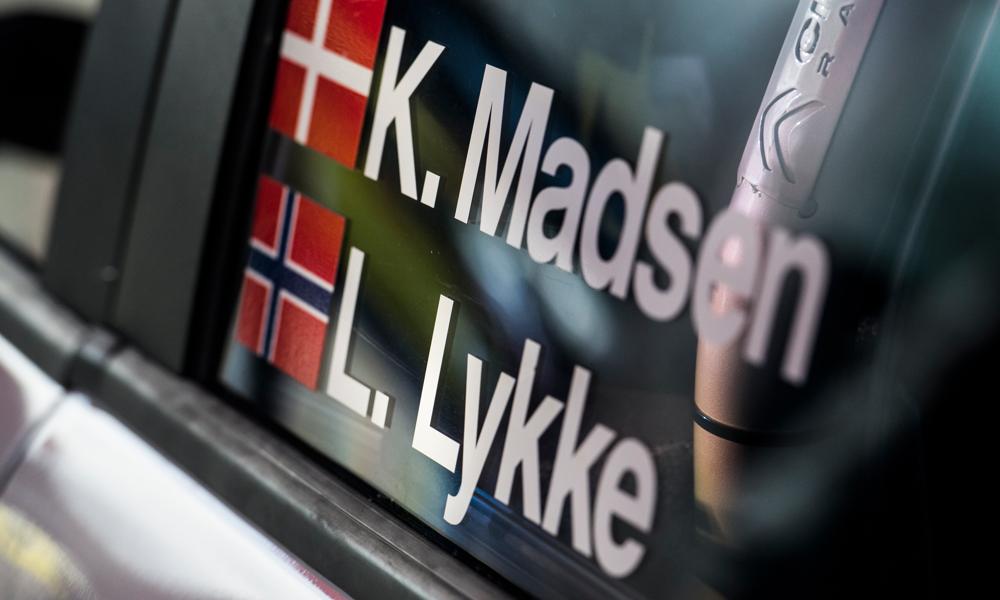 De to navne er tilbage i en rallybil - kører DM-1 den 9. april 2022. Foto: Jokum Tord Larsen. De to navne er tilbage i en rallybil - kører DM-1 den 9. april 2022. Foto: Jokum Tord Larsen.