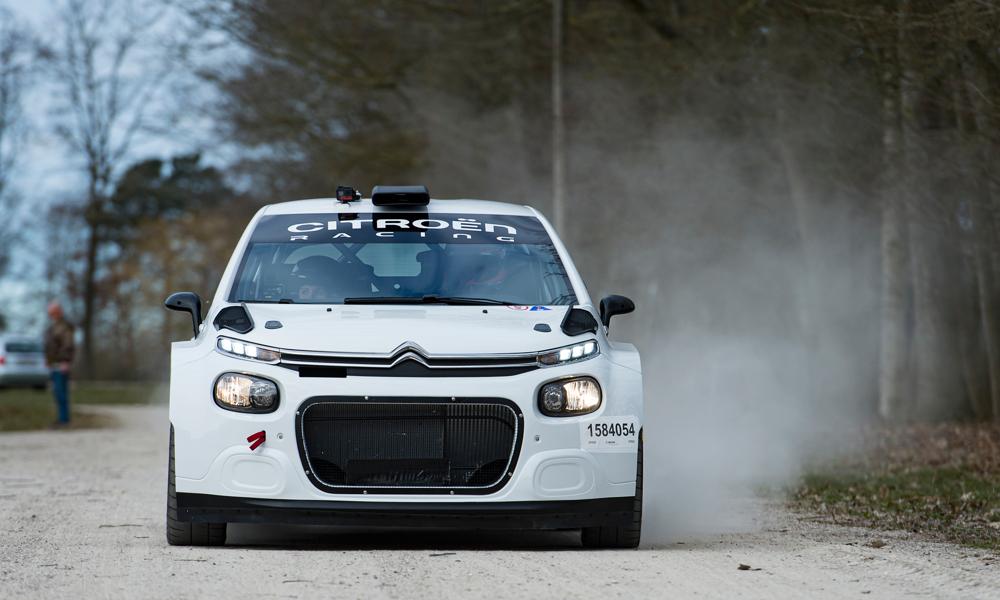 Citroën C3 R5 rallybil med Kim Madsen bag rattet og Line Lykke Jensen med noterne. Foto: Jokum Tord Larsen. Citroën C3 R5 rallybil med Kim Madsen bag rattet og Line Lykke Jensen med noterne. Foto: Jokum Tord Larsen.