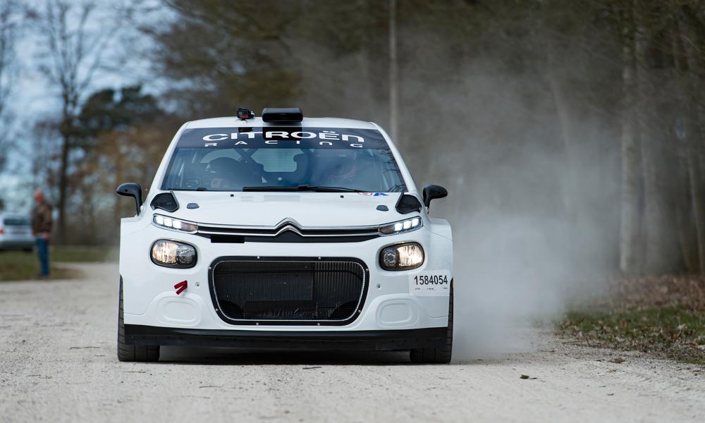 Citroën C3 R5 rallybil med Kim Madsen bag rattet og Line Lykke Jensen med noterne. Foto: Jokum Tord Larsen. Citroën C3 R5 rallybil med Kim Madsen bag rattet og Line Lykke Jensen med noterne. Foto: Jokum Tord Larsen.