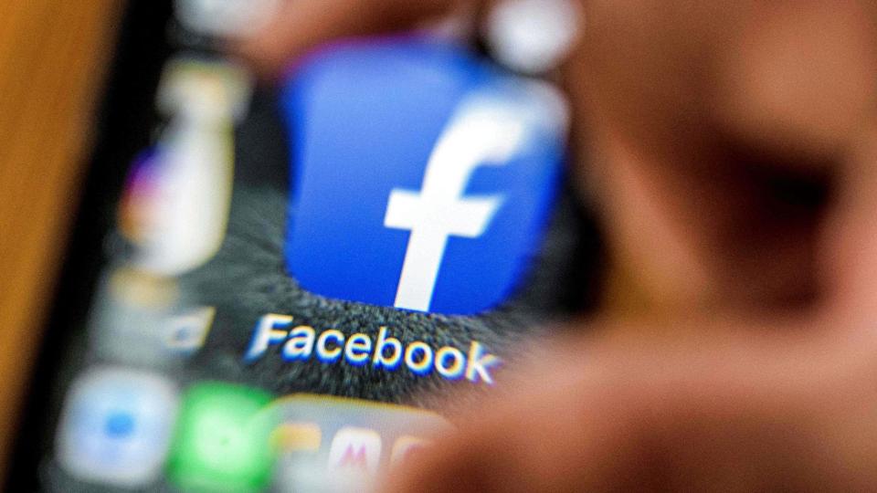 Det er muligt at optage urimeligt dyre lån via grupper på Facebook, og det bør det sættes en stopper for, lyder det fra formanden for Forbrugerrådet Tænk, Anja Philip. (Genrefoto). <i>Mladen Antonov/Ritzau Scanpix</i>