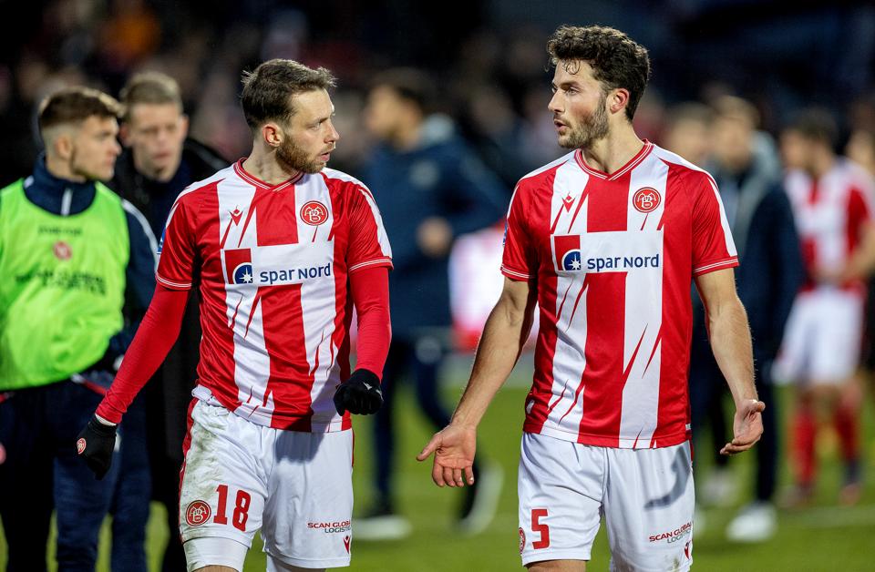 De to AaB-profiler Louka Prip og Daniel Granli i dialog, og de to kommer formentlig til at kommunikere mere med hinanden under kampen mod Randers FC. <i>Foto: Lars Pauli</i>
