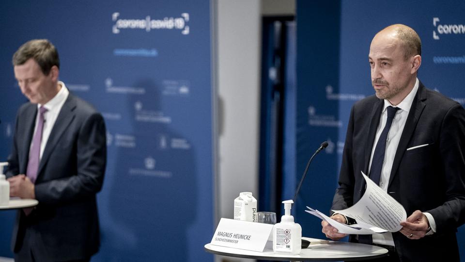 I sin evaluering af epidemiloven konstaterer justitsministeriet, at der er et "meget stort spring" fra de afgrænsede restriktioner til den fulde pakke af indgreb, der kan bruges mod en samfundskritisk sygdom, skriver Jyllands-Posten. På billedet ses sundhedsminister Magnus Heunicke (S) i forgrunden og justitsminister Nick Hækkerup (S). (Arkivfoto). <i>Mads Claus Rasmussen/Ritzau Scanpix</i>