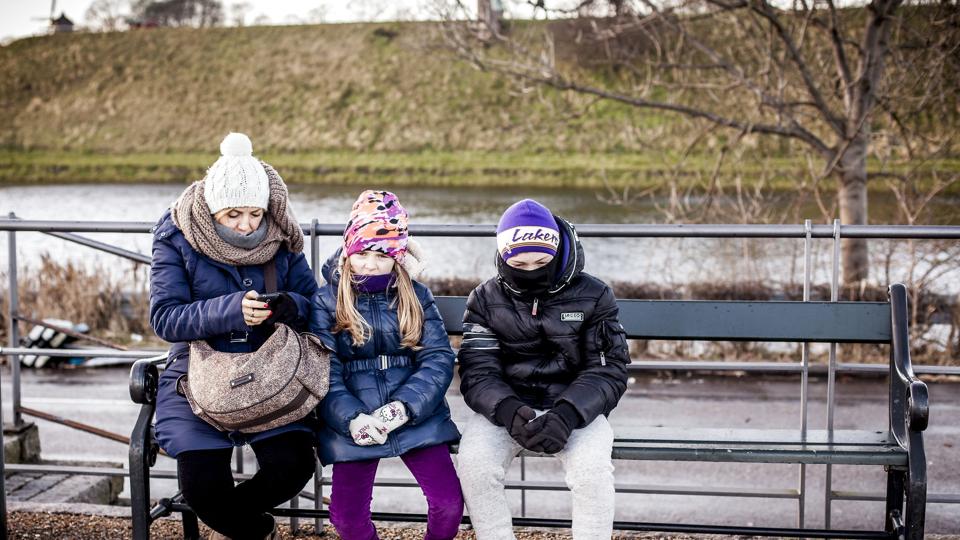 Det er med at finde huer og vanter frem, eftersom den kommende uges vejr byder på både slud, byger og encifrede varmegrader. (Arkivfoto). <i>Simon Skipper/Ritzau Scanpix</i>