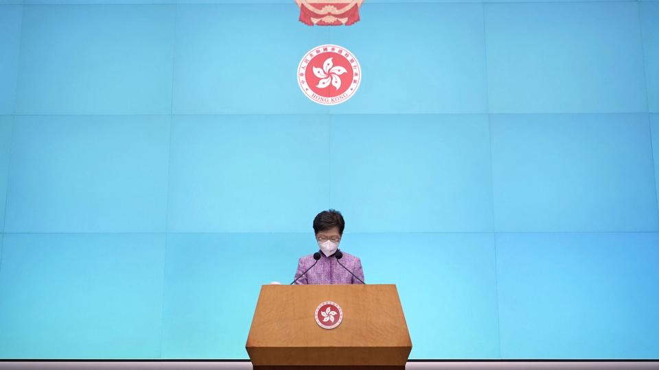 Carrie Lam meddelte mandag, at hun til sommer stopper som leder af Hongkong. I løbet af snart fem år har hun blandt andet været i spidsen for Hongkong under store prodemokratiske protester. Lederen udpeges af en Beijing-positiv valgkomité. <i>Vincent Yu/Ritzau Scanpix</i>