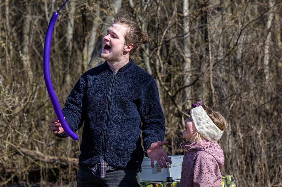 21-årige Gustav Urth har et åbenlyst talent for at fange børns interesse for naturen gennem sine tryllerier - her på slap line sammen med børn fra Agersted Fribørnehave i Dronninglund. <i>Foto: Kim Dahl Hansen</i>