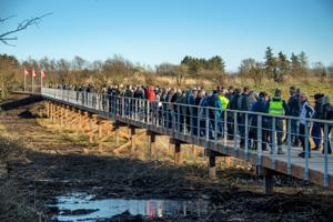 Hundredvis af borgere trampede ud på ny bro: Den kan klare et tryk på 2,5 ton pr. m2