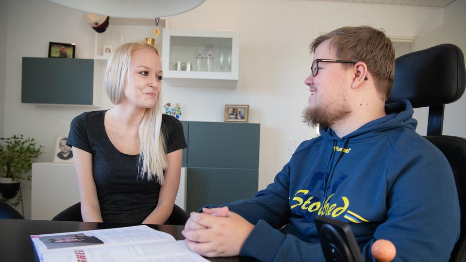 Julie Skjønnemann Strube og hendes kæreste Rasmus Yder, har begge muskelsvind. Men mens Rasmus har en BPA-ordning, kan Julie ikke blive godkendt til at få samme hjælp. Foto: Hans Ravn <i>Hans Ravn</i>