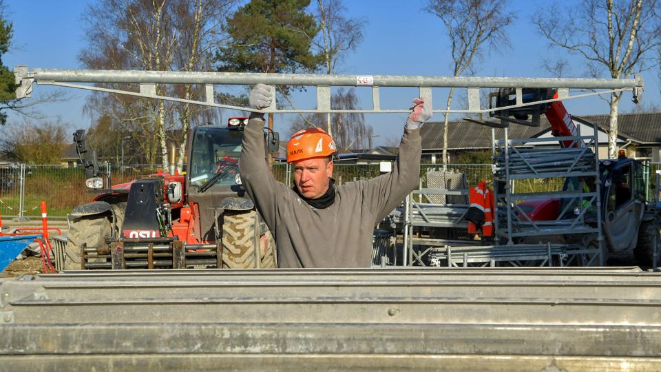 Henning Lykke, stilladsmontør hos Nordjysk Stilladsudlejning elsker sit job, selvom det er hårdt. Foto: Jesper Thomasen <i>Jesper Thomasen</i>