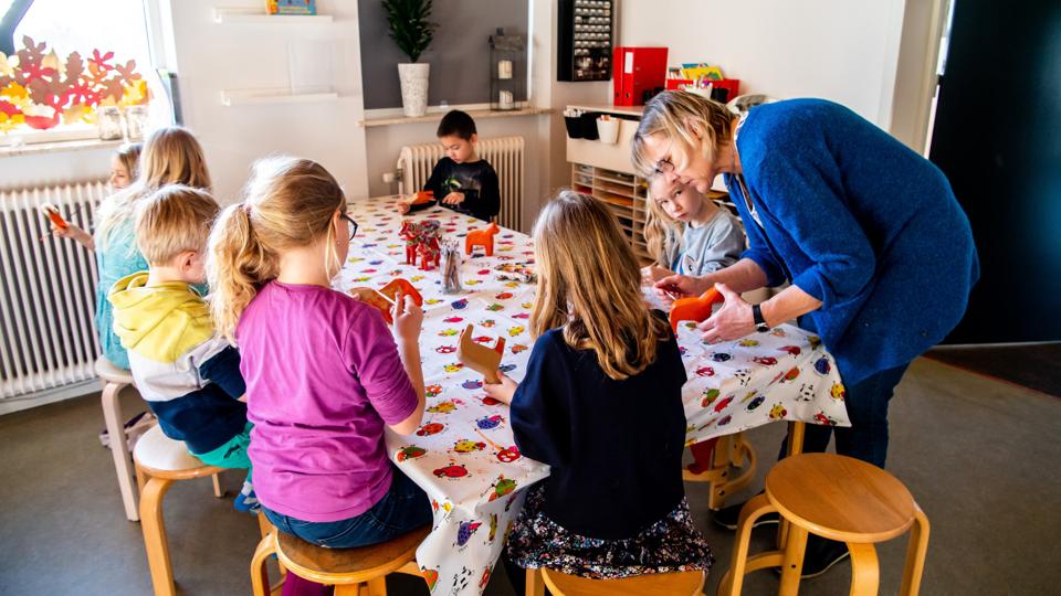Alle eleverne på Øster Jølby Skole er i denne uge spredt rundt i blandede grupper, hvor de skal prøve kræfter med forskellige værksteder, der alle har noget med Emil fra Lønneberg og Sverige at gøre. Her er nogle elever ved at male Dalar-heste.