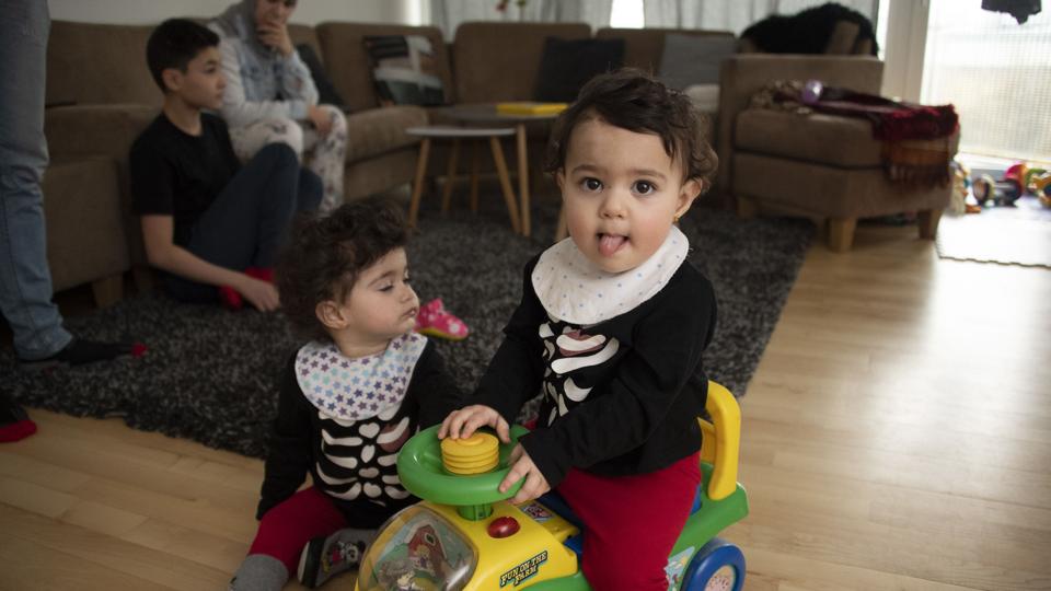 Heldigvis er de helt ubekymrede om deres fremtid - Sham og Chourok er født af forældre, der helst vil blive i Europa, men måske ikke får lov til det. Lige nu bor familien i Hjørring. Foto: Kurt Bering <i>Kurt Bering</i>