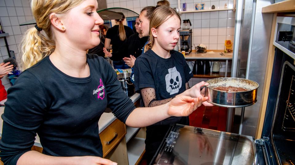 - Selvom det også er fedt at være lærervikar, er det noget andet at være sammen med børnene i Ungdomsskolen, fordi de brænder for noget, lyder det fra Maja Bloksgaard Borg. Foto: Diana Holm