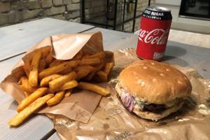 Kendt burger-kæde imponerer: God pris, gratis dyppelse og tilpas greasy