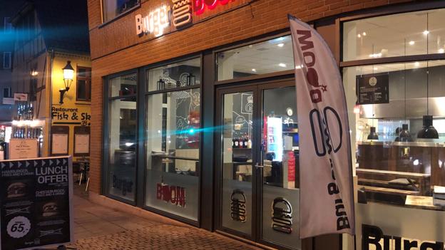 Burger Boom har en fremtrædende placering midt i Aalborg. Der er også mulighed for at holde hurtigt ind, hvis man kommer i bil.