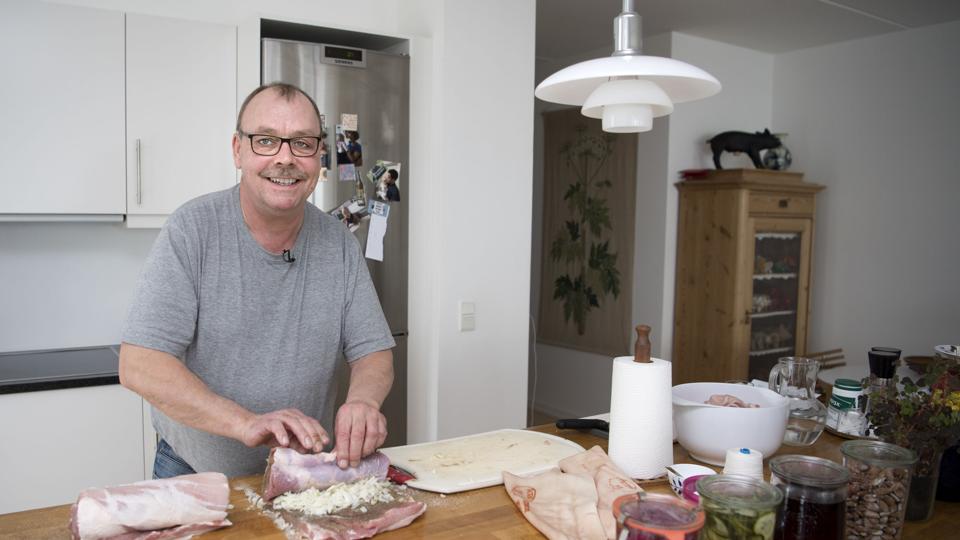 Ole Rene Sørensen drev i 38 år slagterforretningen "Slagter Ole" i Nørresundby. Han har bestemt ikke glemt, hvordan man håndterer kød. Her laver han rullepølse til familien. Foto: Mette Nielsen <i>Mette Nielsen</i>