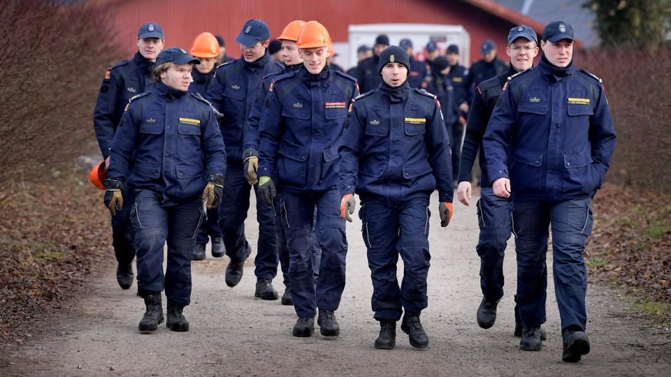 Cirka 55 mand var på opgaven med at gå aflivet hønsene, der var smittet med en mild fugleinfluenza. Foto: Torben Hansen