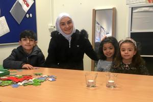 Børn skal kende deres rødder: Sahra og Rochan underviser i arabisk