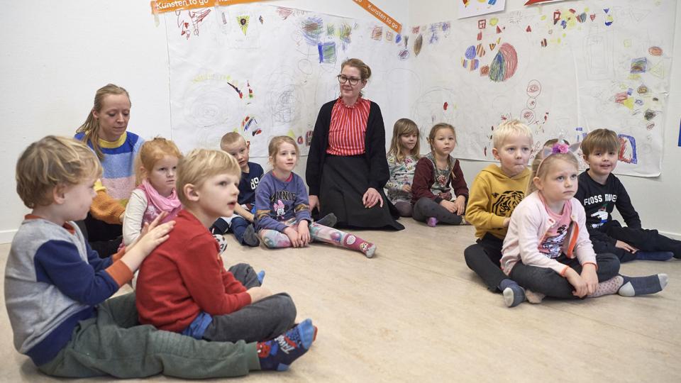 Ph.d-studerende Maja Schürer (midten) følger med i børnemassageøvelsen hos de kommende skolebørn i Børnehuset Toppen. Aktiviteten er fra ”Fri for mobberi”-kufferten, som børnene også kommer til at møde, når de begynder på Karensmindeskolen senere i år. Bagest til venstre pædagog Anne Mølgaard Poulsen, som har gruppen sammen med pædagog Carina Vinther Thorgaard.