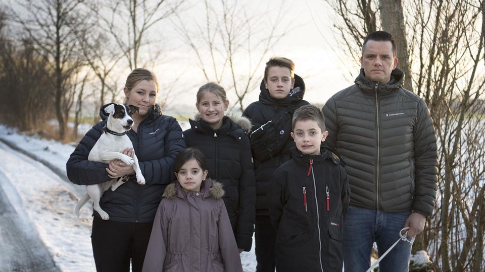 Carina Klitgaard Bruun (32 år) og Jimmy Pavia Bruun (38 år) med børnene Malou (11 år), Malina (seks år), Luca (13 år) og Micas (ni år) samt familiens to hunde ved den tomme grund på Egensevej 183, ved Storvorde, hvor deres 200 m2 drømmehus lå. Det kostede næsten 1,4 millioner kroner, men var uegnet til beboelse og er nu revet ned. Vanskelige jordbundsforhold gør det nærmest umuligt at bygge nyt. <i>Mette Nielsen</i>