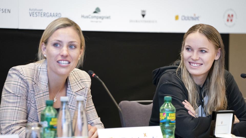 Caroline Wozniacki (til højre) og Angelique Kerber på pressemødet forud for deres showkamp tirsdag i Royal Arena. <i>Liselotte Sabroe/Ritzau Scanpix</i>