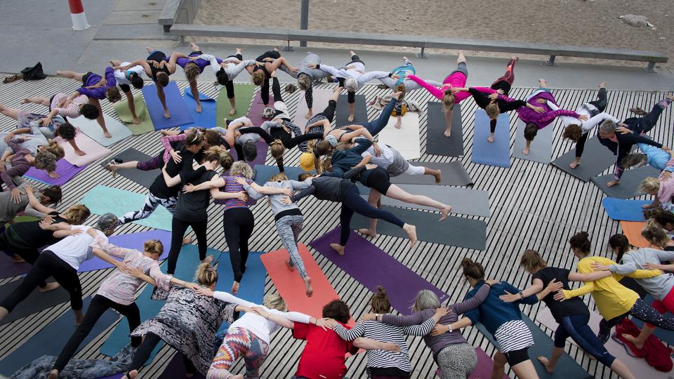 Klitmøller dannede sidste rammerne om en TGI’s to-dages yoga-festival med 70 deltagere. I år skruer TGI op for projektet, da man vil lave yoga i hele Thy. Folkeoplysningsudvalget har dog valgt ikke at støtte projektet. Arkivfoto: Peter Mørk