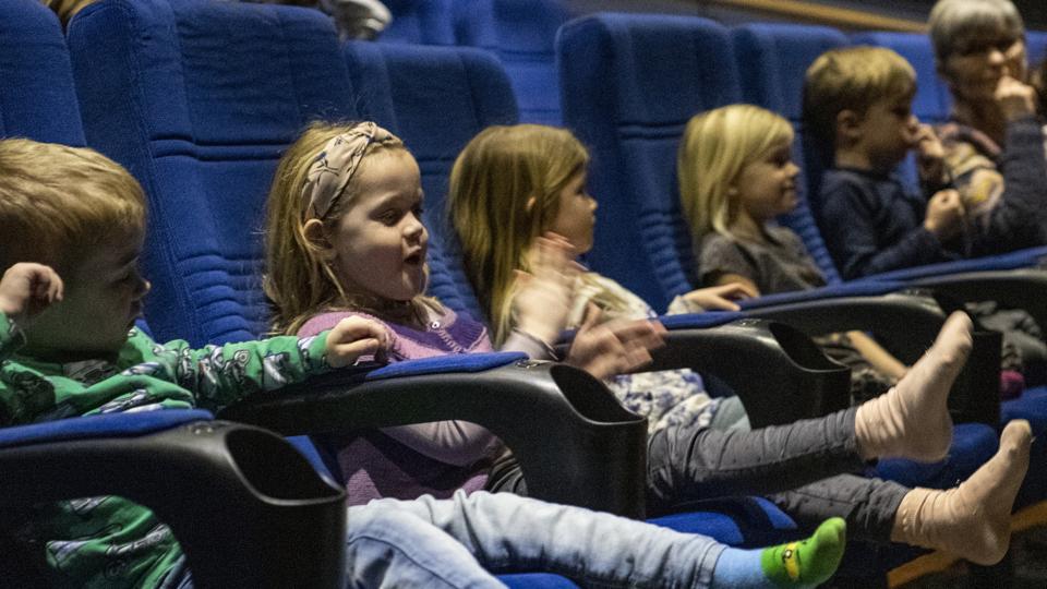 De 36 børn fra gruppen ræveungerne i børnehuset Kronhjorten i Støvring Ådale var begejstrede over at overvære H. C. Andersen eventyret Fyrtøjet som levende dukketeater i Kinorevuen i Skørping.