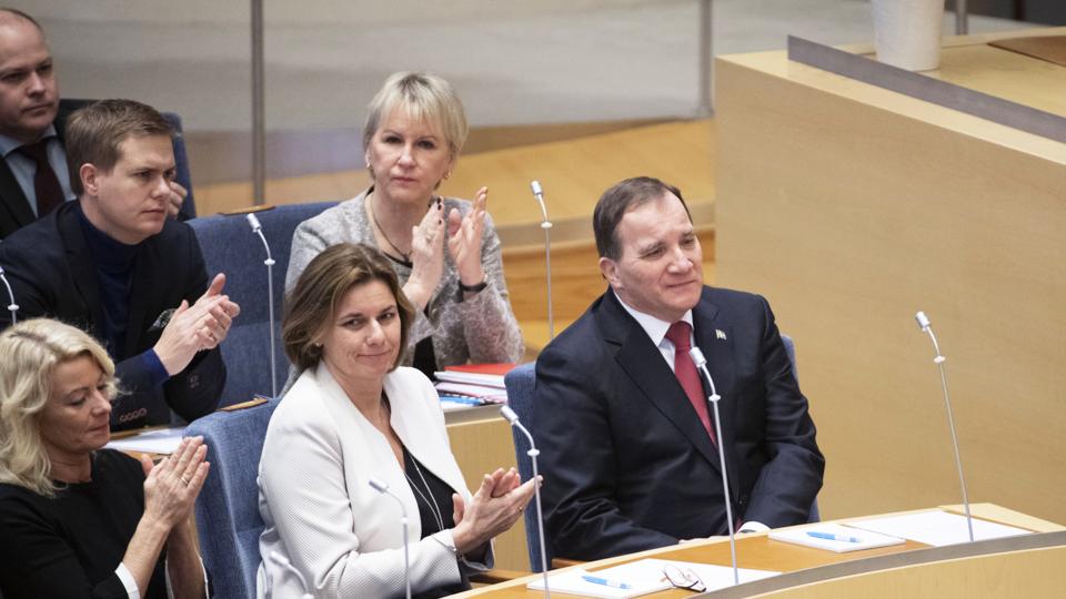 Socialdemokraten Stefan Löfven (th) blev fredag statsminister for sin anden periode. (Foto:Jessica Gow/TT/Ritzau Scanpix)