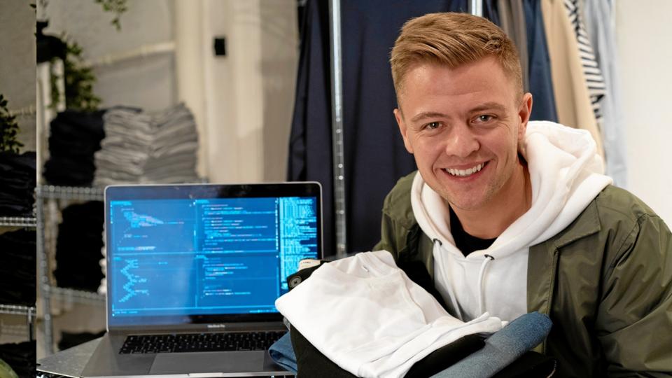 Benjamin Philip i sin nye tøjbutik, der snart bliver helt uden personale. Kunderne skal selv finde varerne og selv betale. Foto: Labelless Media