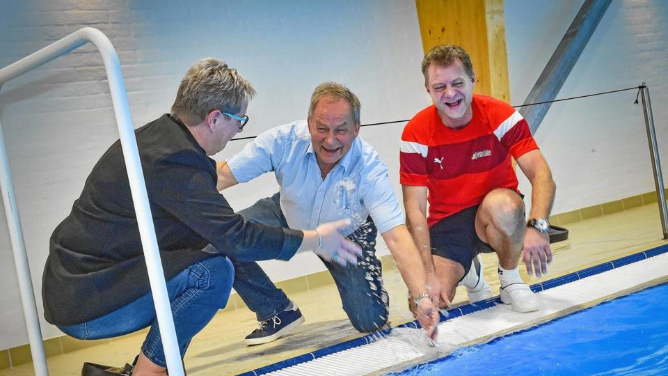 Borgmester Ulla Vestergaard (tv), formand for Snedsted Hallen Poul Nørgaard Larsen og halinspektør Morten Olesen (th). Alle tre holdte en tale, inden gæsterne fik adgang til den nye svømmehal.