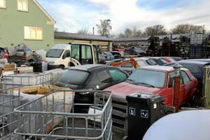 Mindst 50 bilvrag flyder i Aggersund: Det er en skændsel for byen
