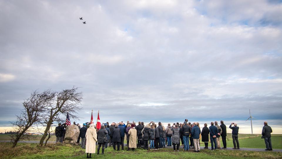 Højtideligheden ved mindestenen blev afrundet ved at to F-16 jagere fløj lavt hen over stedet på Næsborgvej. Foto: Martin Damgård
