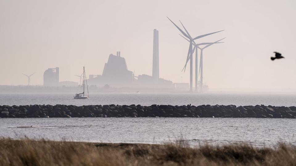 Avedøreværket set fra Ishøj Strand og havvindmøller i Øresund. Den seneste klimarapport fra FN's Klimapanel (IPCC) slår fast, at det er en økonomisk fordel at overgå til sol- og vindenergi. (Arkivfoto) <i>Liselotte Sabroe/Ritzau Scanpix</i>