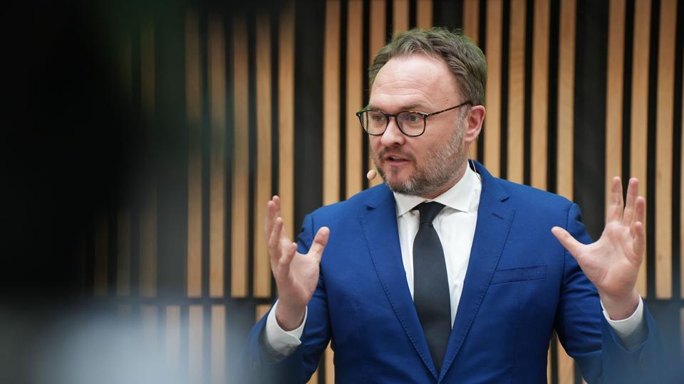 Klima-, energi- og forsyningsminister Dan Jørgensen (S) kalder FN-rapport om klimaet dyster læsning på pressemøde. <i>Emil Helms/Ritzau Scanpix</i>