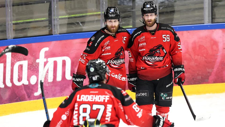 Mikkel og Martin Højbjerg jubler her over det første af fem Pirates-mål i semifinalesejren over Odense Bulldogs.  <i>Foto: Claus Søndberg</i>