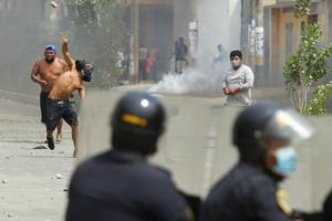 Protester i Peru mod stigende priser fører til udgangsforbud