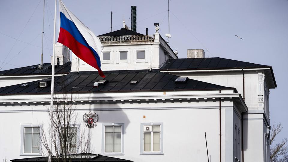 Danmark har udvist 15 ansatte på den russiske ambassade i København for spionage. Ifølge lektor ved Forsvarsakademiet Peter Viggo Jakobsen er det måske ikke isoleret set et slag for Rusland, men den indikerer en eskalation fra Vestens side, mener han. (Arkivfoto). <i>Liselotte Sabroe/Ritzau Scanpix</i>